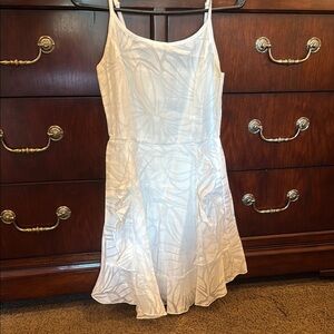 Elegant White Sleeveless Dress